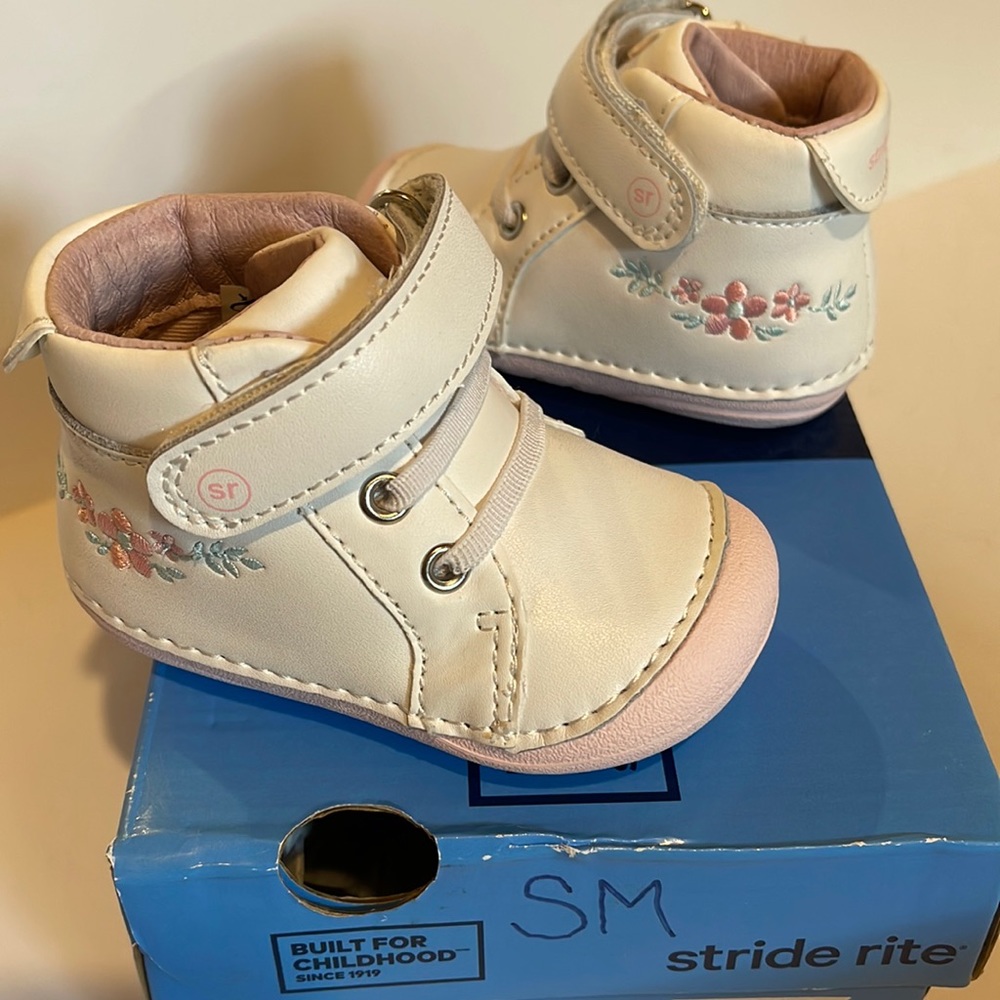 Brand new in box- stride rite soft motion Frankie in white/pink.